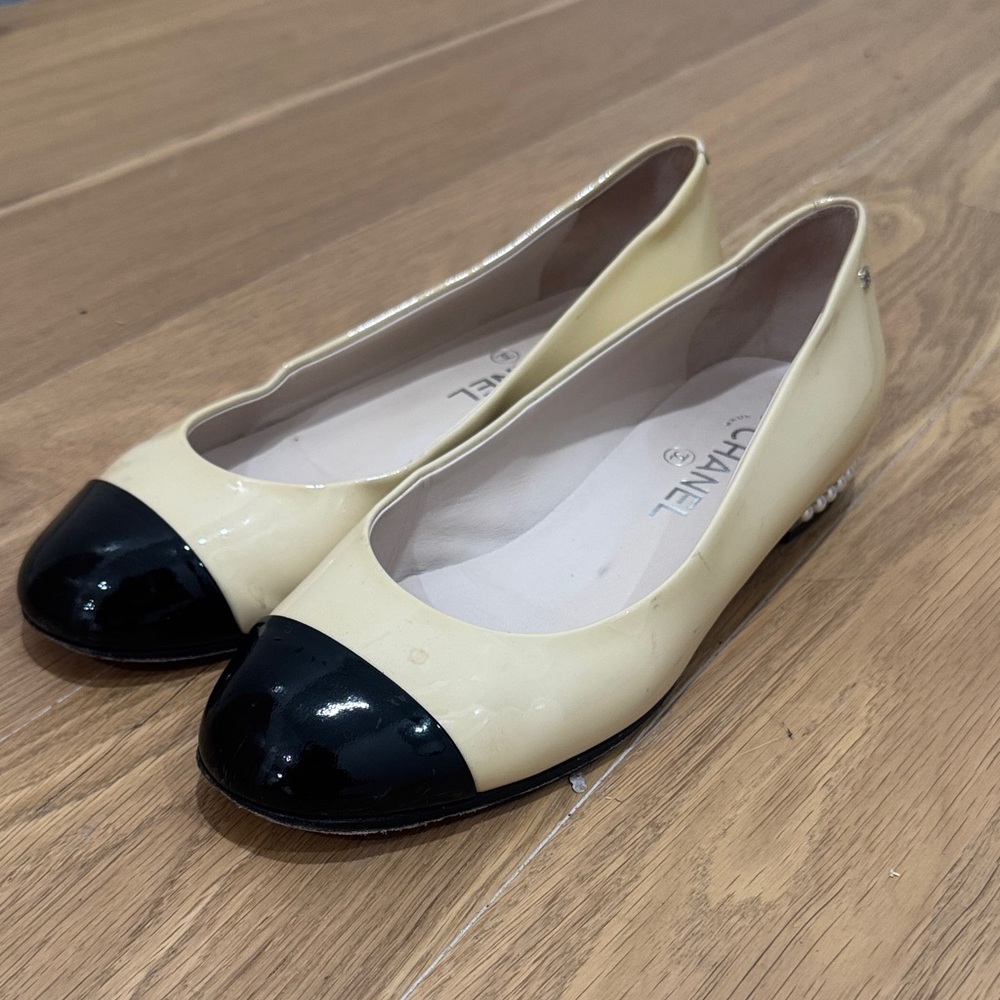 Vintage Chanel Women's Cream and Black Flats with pearls